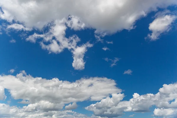 Bonito cielo soleado con algunas nubes — Foto de Stock