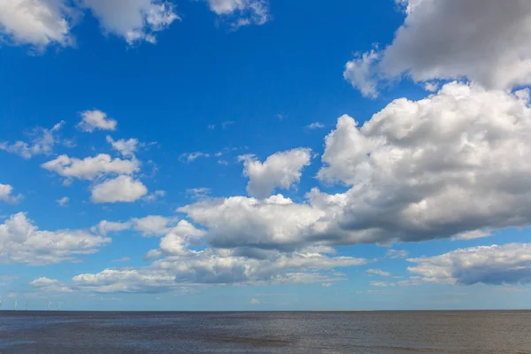 Όμορφο ηλιόλουστο ουρανό με ωραία σύννεφα πάνω από την θάλασσα — Φωτογραφία Αρχείου
