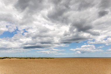 Bulutların üstünde ince beyaz kum plaj