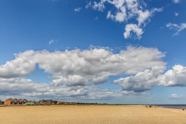 Schöner sonniger Tag am Strand an der norfolk coast, england — Stockfoto