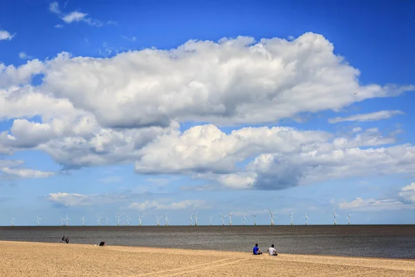 Blick auf einen ruhigen Strand mit wenigen Menschen an einem Sommertag — Stockfoto