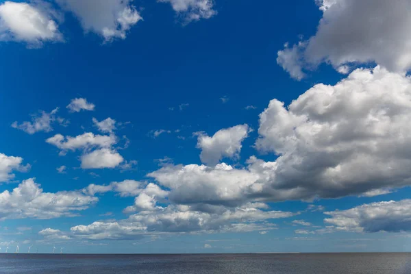 Precioso cúmulo de nubes en un día soleado sobre el mar — Foto de Stock