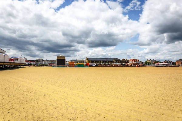 Great Yarmouth beach with city in background, on a sunny day — Stock Photo, Image