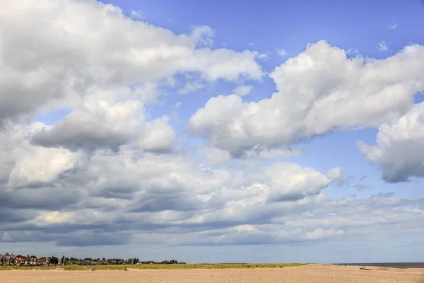 Cumulus clouds over a Norfolk coast beach on a summer day, Engla — Stock Photo, Image