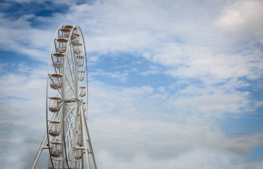 Bir noria özel görünüm için çocuklar ve yetişkinler ile gökyüzünde 