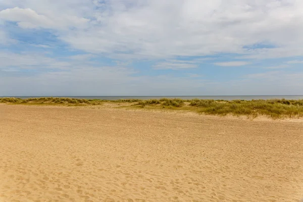 Landschaft eines einsamen und ruhigen Strandes an einem Sommertag — Stockfoto