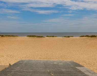 Bir yaz günü sessiz ve rahat sahilde görünümünü