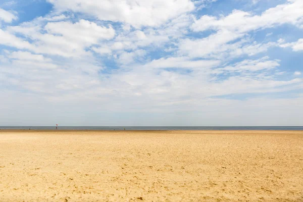 Χαλαρωτική θέα μια μοναχική παραλία χωρίς ανθρώπους — Φωτογραφία Αρχείου