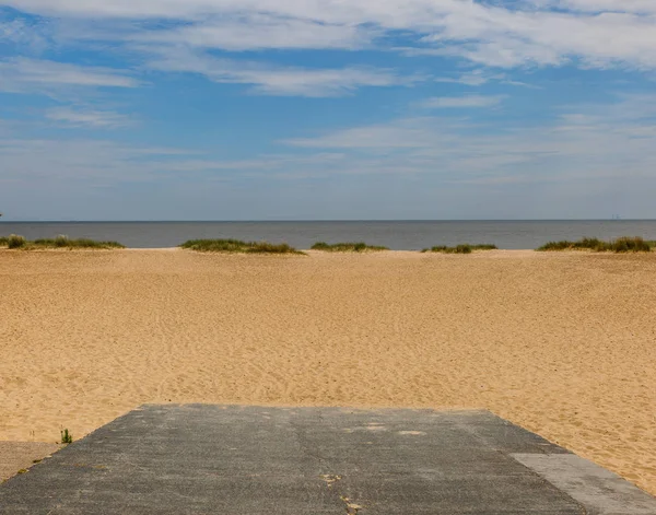 Bir yaz günü sessiz ve rahat sahilde görünümünü