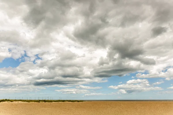 Fusión en un paisaje de una playa de arena fina con un hermoso cielo — Foto de Stock