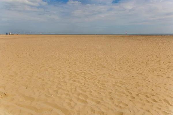 Θεαματική μοναχική παραλία με αμμόλοφους κάποια — Φωτογραφία Αρχείου