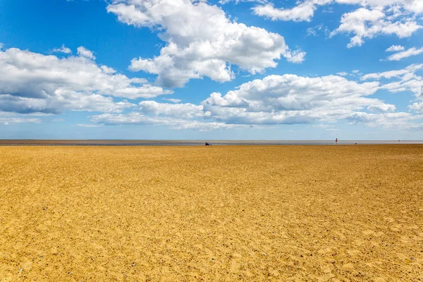 Vista de um céu bonito e uma praia agradável e tranquila em um verão d — Fotografia de Stock