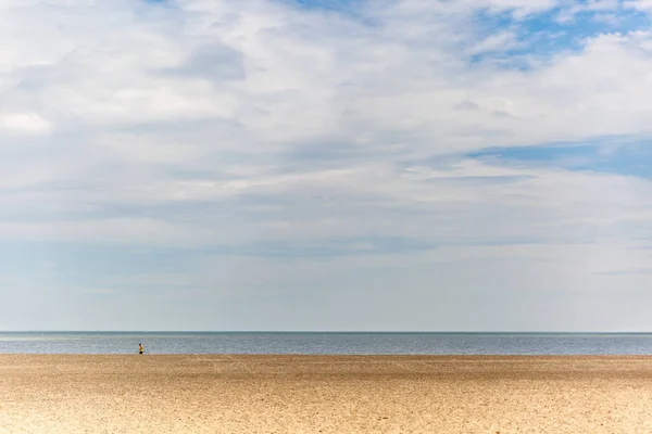 Vista del cielo sobre una playa tranquila y relajada — Foto de Stock