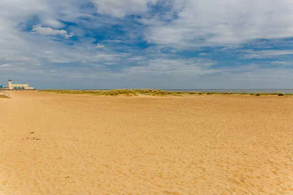 Vista de la arena y el cielo en una playa tranquila en la costa este de E — Foto de Stock