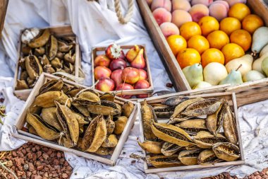Bakla ve farklı meyve, tahta kutulara yerleştirilir 