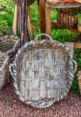 Yat, bir çiftlikte bulunan hasır sepet