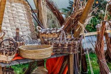 Hasır sepetleri farklı türleri ve boyutları, üzerinde bir rustik kümesi 