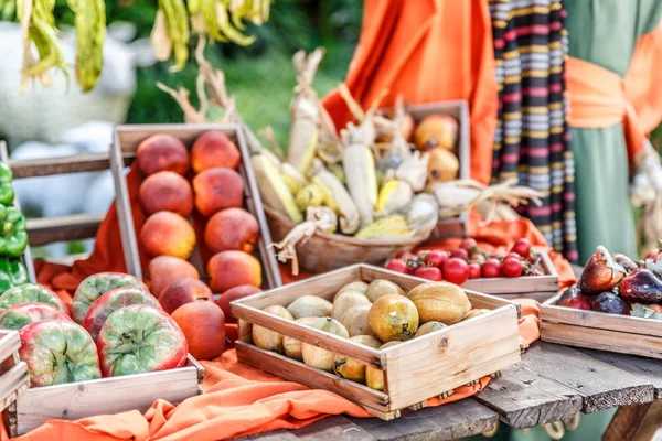 Sepet içinde meyve ve sebzeler farklı renkteki yerleştirilir 