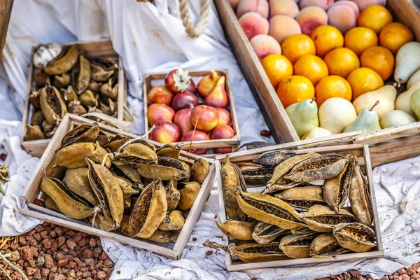 Bakla ve farklı meyve, tahta kutulara yerleştirilir 