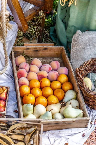 Portakal, şeftali ve armut bir çiftlikte bir ahşap kutu yerleştirilir