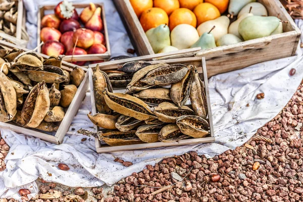 Meyve ve sebze kutuları bir gruptaki yere yerleştirilir