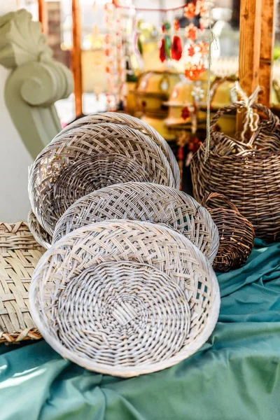 Paniers faits à la main, exposés sur un étal de marché — Photo