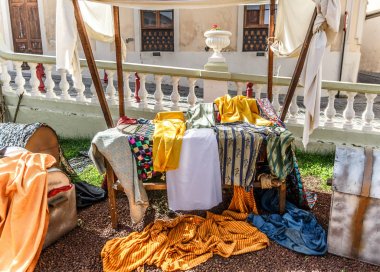 Kumaşlar ve bezler İsa'nın zaman gösterimi