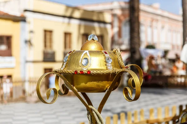 Vue d'un objet décoratif en or typique de l'époque de la naissance — Photo