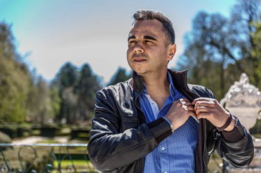 Bir adam onun cep telefonunuzu iç tutar onun deri cep