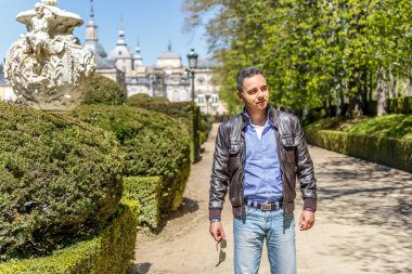 Elinde siyah gözlüklü bir adam yakından bakar ve gülümser ben