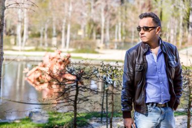 Hayranlıkla bakan bir adam deri ceket ve siyah gözlük 