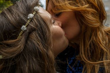 Kızı sevgiyle annesini yanağından öper