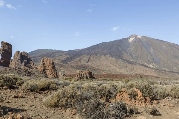 Vista del volcán Teide y un grupo de rocas volcánicas en el T —  Fotos de Stock