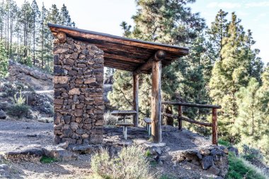 Tahta ve taş sığınağa dön ve yemek, ortasında prot