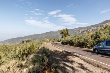 Eski bir yolun ortasında bir dağlık manzara görünümünü