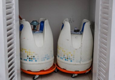 Bir evin bahçesinde depolanan iki bütan şişe