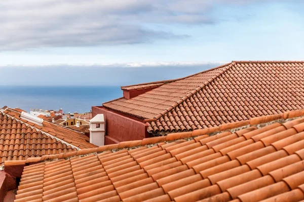 オレンジ色のタイルのいくつかの家のいくつかの屋根のビュー — ストック写真