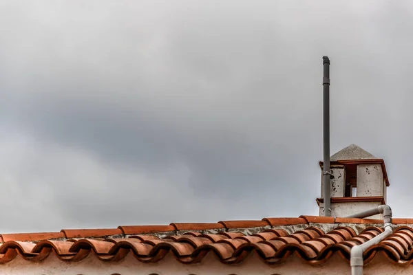 Beyaz bir baca görünümü turuncu bir çatı üzerinde — Stok fotoğraf