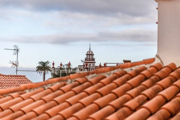典型的なオレンジ色の瓦屋根から島の町の眺め — ストック写真