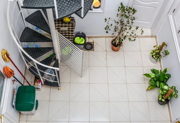 View of a patio full of details, with plants, mops and stairs — Stock Photo, Image