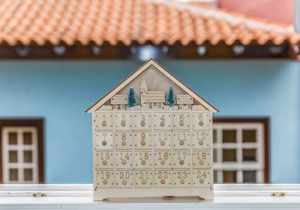 Гарний іграшковий будинок з нумерованими коробками — стокове фото