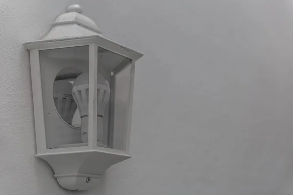 Lámpara blanca colocada en una pared blanca — Foto de Stock