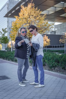 Kulaklıklar, sarışın bir kadınla gösterir bir şey bir tablet için bir