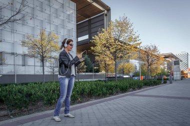 Kadın bir wal çekerken onun kulaklık ile müzik dinlemek