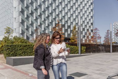 Bir iş kadını başka bir tablet üzerinde önemli bir şey gösterir, 