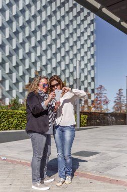 İki girişimci kadın ile rahat kıyafetler, bak bir şey