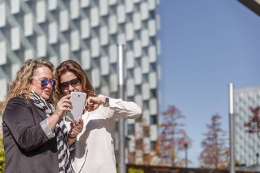 Taşınabilir bir aygıta, ızg gördükleri iki kadın yorum bir şey