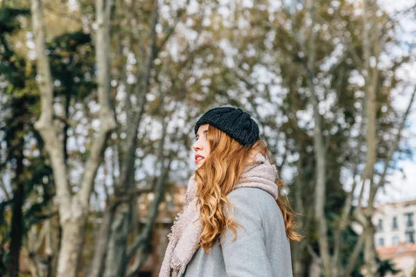 Belle fille blonde avec chapeau et manteau d'hiver respire l'air pur — Photo