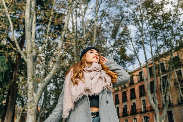 Jeune fille blonde avec les yeux fermés / d respire détendu dans une ville pa — Photo