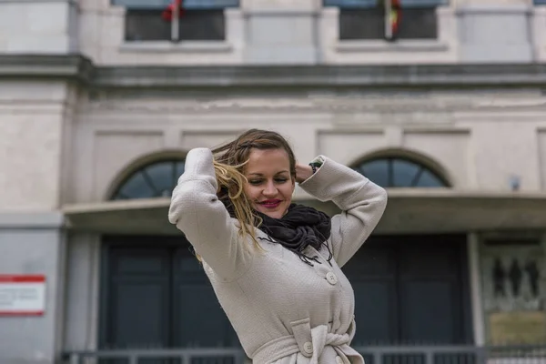 Libérée femme blonde bouge ses cheveux détendus tout en souriant — Photo